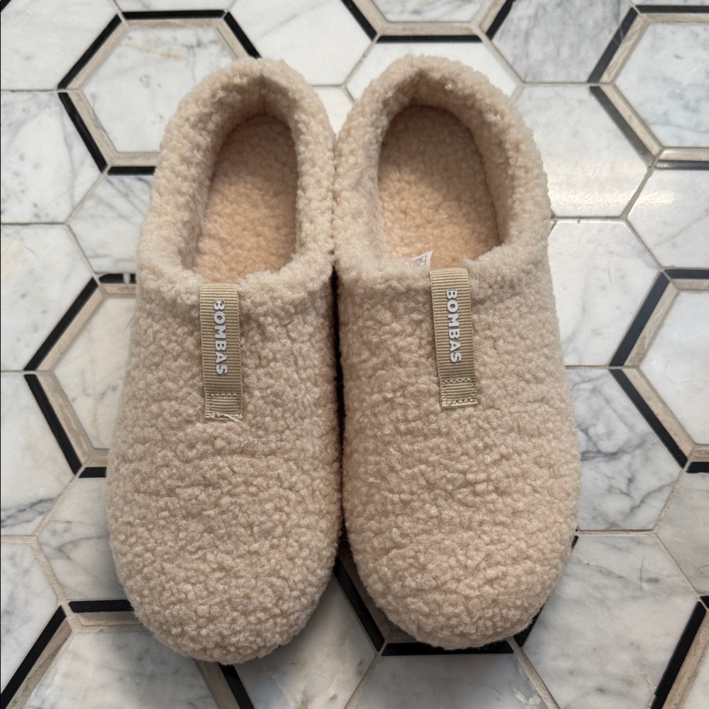 Bombas Tan “Sunday Slippers”